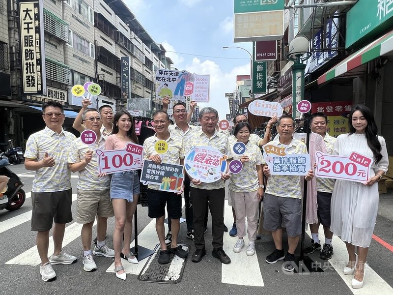 台中市天津路曬衣節6日起至8日登場，天津路服飾商圈管委會4日宣布，將推出新台幣100元及200元特賣館，讓民眾買得過癮。中央社記者郝雪卿攝  113年9月4日