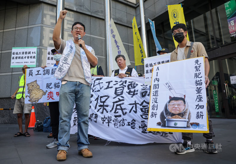 勞動部4日依法召開首次最低工資審議會,勞工團體工鬥上午在勞動部外舉行記者會表示,最低工資的漲幅不應低於5%,也就是新台幣2萬8844元;針對政府能實質控制的事業單位,工鬥團體認為除應對高層薪資予以合理規範,基層勞工薪資也應有合理調升和分配。中央社記者裴禛攝 113年9月4日