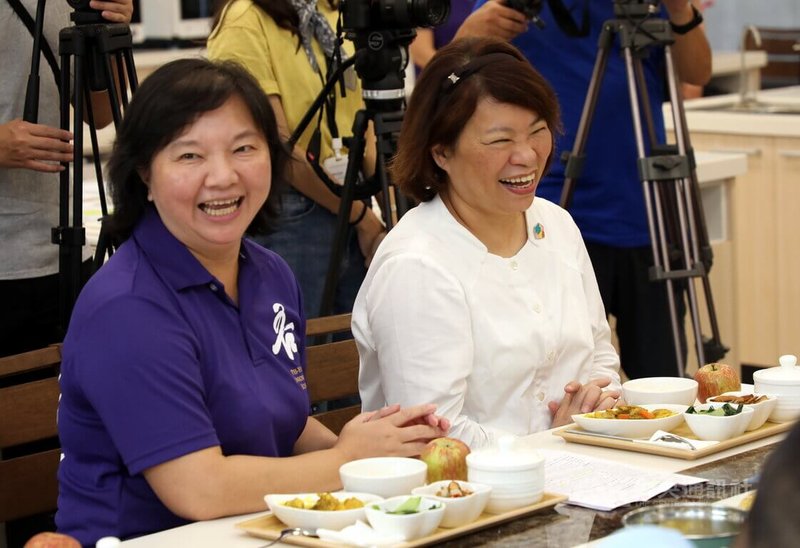 嘉義市中小學自113學年度起各校增設午餐食育組，由專人辦理學校午餐業務，彰顯重視食安及師生健康，市長黃敏惠（右）4日也到北園國中與學生共進午餐。中央社記者黃國芳攝  113年9月4日