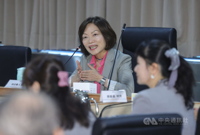 113年最低工資審議會議4日在勞動部舉行,勞動部長何佩珊(後中)擔任會議主席並致詞。中央社記者謝佳璋攝 113年9月4日