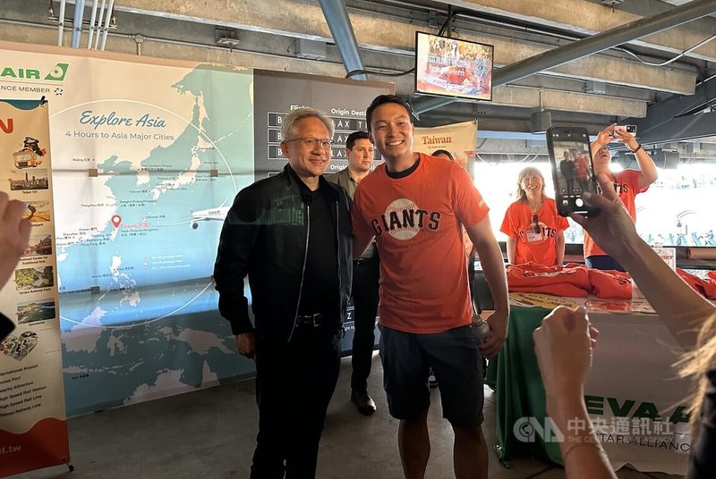 黃仁勳3日在MLB巨人隊台灣之夜為民眾和球迷簽名拍照,由於人潮過多,他幽默表示,「要去練球了,等下再回來」。中央社記者張欣瑜舊金山攝 113年9月4日