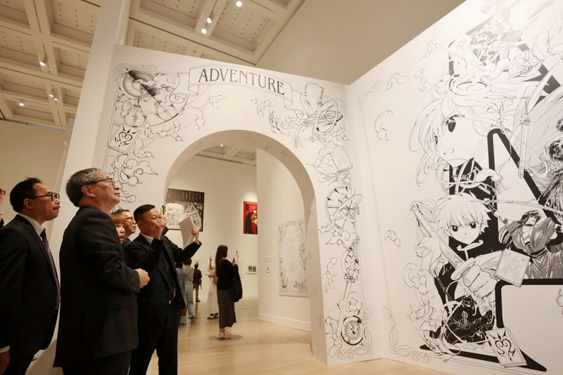 文化部長李遠(左2)4日訪日本國立新美術館及拜會館長逢坂惠理子。李遠表示,他14年前曾造訪國立新美術館,多年後以文化部長身分到訪,參觀CLAMP 35週年展,意義特別不同。(文化部提供)中央社記者楊明珠東京傳真 113年9月4日