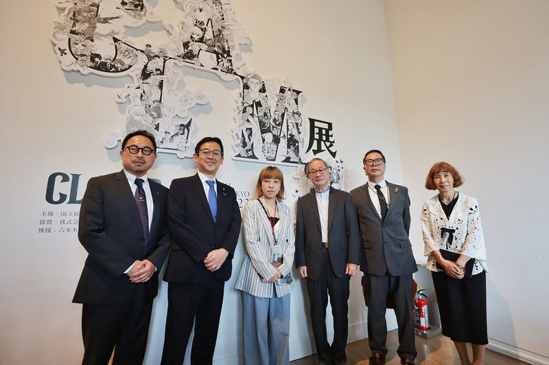 文化部長李遠(右3)由駐日台灣文化中心主任曾鈐龍(左1)陪同,4日造訪日本國立新美術館,拜會館長逢坂惠理子(右1)。日本首位漫畫家議員赤松健(左2)陪同參觀4位女性漫畫家組成的團隊CLAMP紀念出道35週年展覽。(文化部提供)中央社記者楊明珠東京傳真 113年9月4日