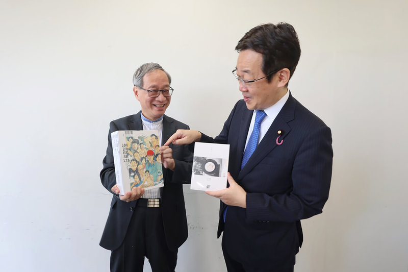 文化部長李遠(左)訪日,4日與日本首位漫畫家國會議員赤松健(右)交流熱絡。赤松贈以親自記錄國會生活的漫畫,李遠回贈台灣漫畫家小莊以台灣電影新浪潮時代為主軸的「潮浪群雄」。(文化部提供)中央社記者楊明珠東京傳真 113年9月4日