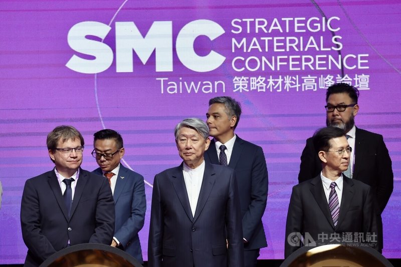 SEMICON Taiwan 2024國際半導體展4日在台北南港展覽館舉行開幕典禮,經濟部長郭智輝(前中)出席與會。中央社記者王飛華攝 113年9月4日