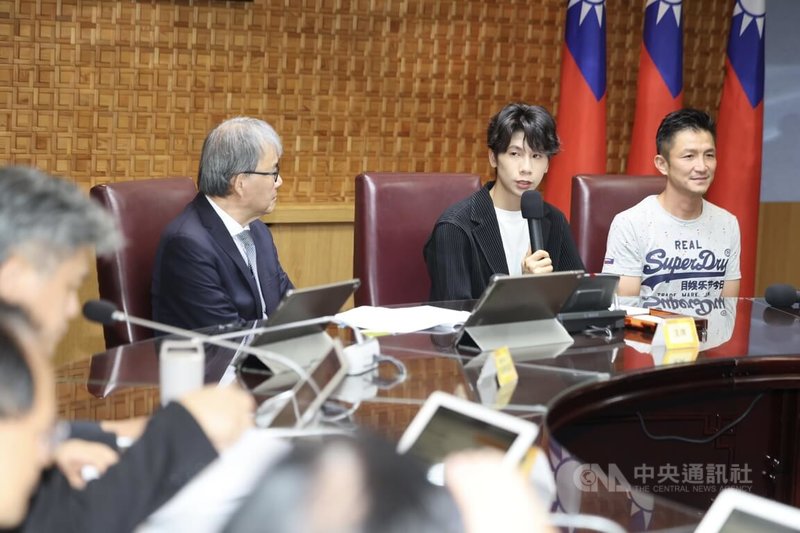 2024巴黎奧運女子拳擊金牌林郁婷(右2)受邀擔任教育部反霸凌公益大使,4日獲頒聘書,並出席記者會回應媒體提問。右為教練曾自強。中央社記者趙世勳攝 113年9月4日