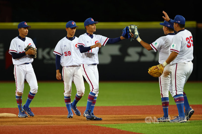 2024年亞洲U18青棒錦標賽台灣隊4日投打發揮,以21比0、5局提前擊敗泰國,賽後球員們在場中擊掌慶祝。中央社記者王騰毅攝 113年9月4日