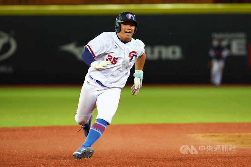 2024年亞洲U18青棒錦標賽迎來預賽最終戰,4日晚間台灣在天母棒球場與泰國交手,台灣隊張趙紘(圖)3局敲出長打帶打點,幫助球隊擴大領先。中央社記者王騰毅攝 113年9月4日