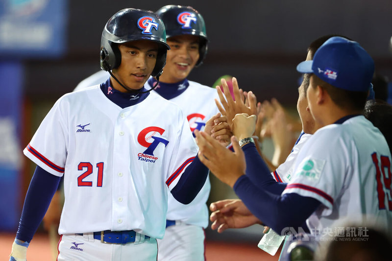 2024年亞洲U18青棒錦標賽台灣4日在天母棒球場迎戰泰國,3局下台灣隊一輪猛攻,黃天賜(前左)等人靠隊友敲安得分後,回到休息區擊掌慶祝。中央社記者王騰毅攝 113年9月4日