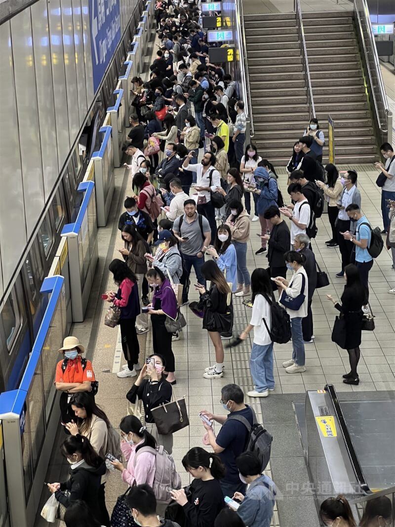 圖為台北捷運人潮。（示意圖／中央社檔案照片）