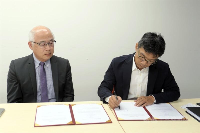 中央通訊社4日與立陶宛新聞社(ELTA)以視訊簽署新聞合作備忘錄,中央社由總編輯王思捷(右)代表簽署,中央社代理社長陳正杰(左)在場觀禮。中央社 113年9月4日