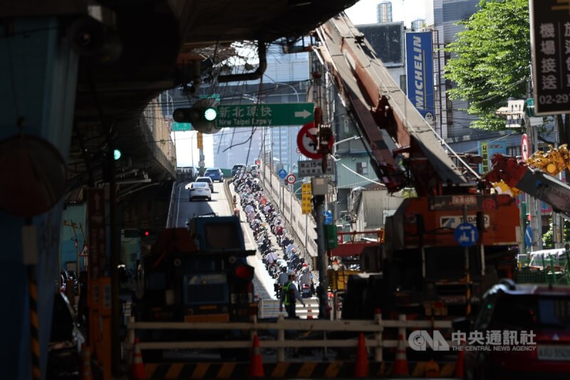 新北市三重區台1線中山高架道路往忠孝橋方向，8月20日清晨發生聯結車載送鋼梁翻覆事故。圖為8月21日上午前往台北市區方向通勤車潮。中央社記者趙世勳攝 113年8月21日