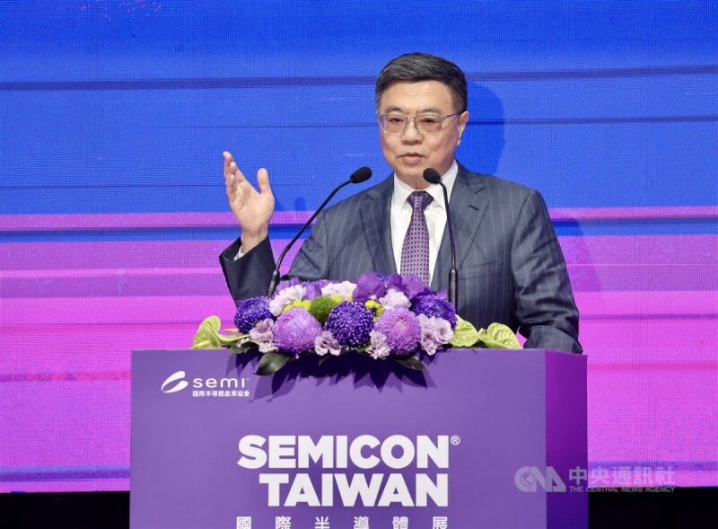 SEMICON Taiwan 2024國際半導體展4日開幕，行政院長卓榮泰致詞表示，AI時代來臨，台灣已經有很好基礎，政府將編列充足的預算持續推動發展，盼建立一個有台灣元素的AI時代，且能夠跟世界連結在一起。中央社記者王飛華攝 113年9月4日