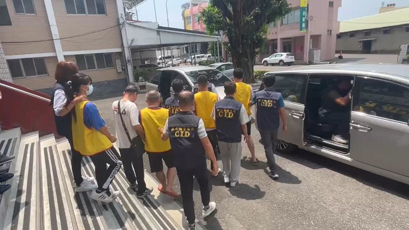 嘉義縣警察局水上分局日前接獲民眾報案,遭嘉市開設神壇江姓男子率眾持刀棍討債,造成身體多處受傷;警方3日攻堅嫌犯住所,逮捕9人,訊後依法送辦。(警方提供)中央社記者蔡智明傳真 113年9月4日