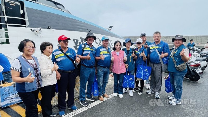 台東縣成功鎮公所推動「藍色公路」計畫，新闢新港往返綠島航線4日首航，成功鎮長謝淑貞（前右5）與眾人開心合影。中央社記者盧太城攝  113年9月4日