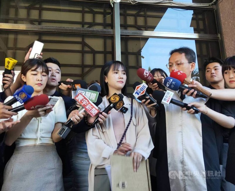 民眾黨不滿國民黨台北市議員鍾小平在政論節目影射民眾黨主席柯文哲收賄，因要求道歉未果，民眾黨發言人吳怡萱（中）4日到台北地方法院向鍾小平提起刑事自訴，控告鍾小平涉犯加重誹謗罪。中央社記者謝幸恩攝  113年9月4日