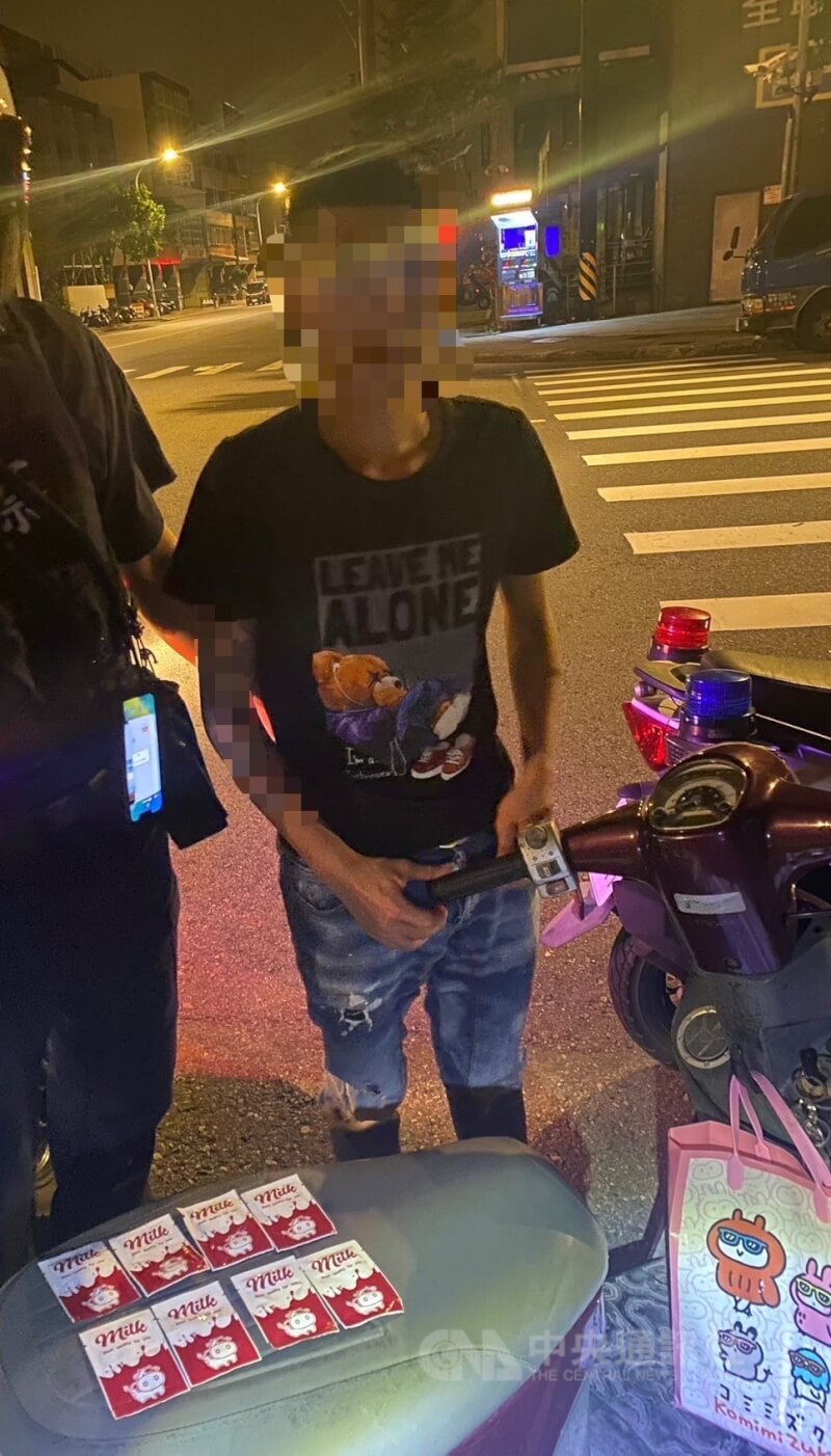 台中警方日前凌晨巡邏時，發現1名男子（右）騎機車違規紅燈右轉，上前盤查時發現男子身上有濃厚毒品異味，經盤查後發現他腳下踩著1包毒品咖啡包，依法送辦。（翻攝照片）中央社記者蘇木春傳真 113年9月4日