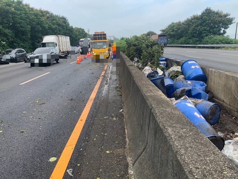 國道1號嘉義縣民雄段5日上午發生事故,1輛貨車載運氫氧化鉀桶,駕駛疑精神不濟,失控撞擊內側護欄,導致氫氧化鉀桶掉落到中央分隔帶及車道。(警方提供)中央社記者蔡智明傳真 113年9月5日