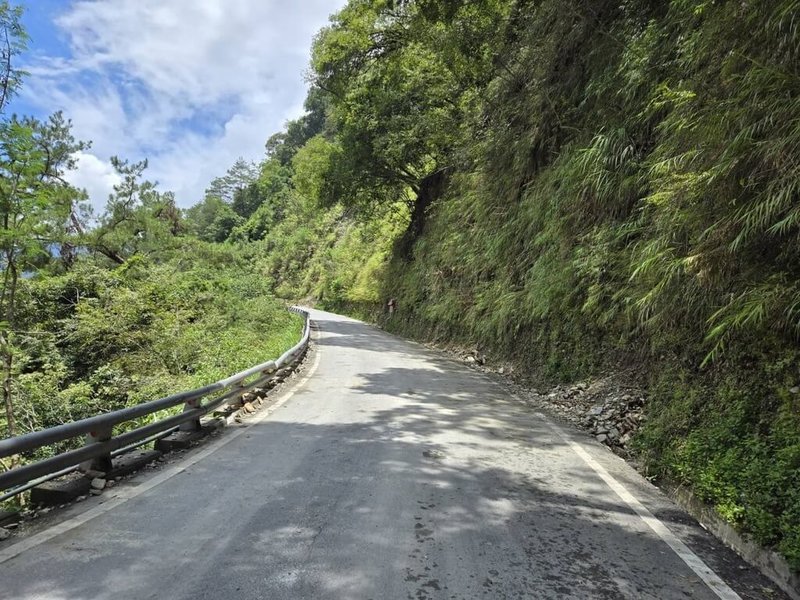 南橫公路台東端霧鹿路段進行護坡工程，因路面狹窄無法另闢便道，自5日起至12月31日實施道路雙向管制，籲請民眾遵照交通指揮人員管制與引導。（公路局關山工務段提供）中央社記者盧太城台東傳真  113年9月5日