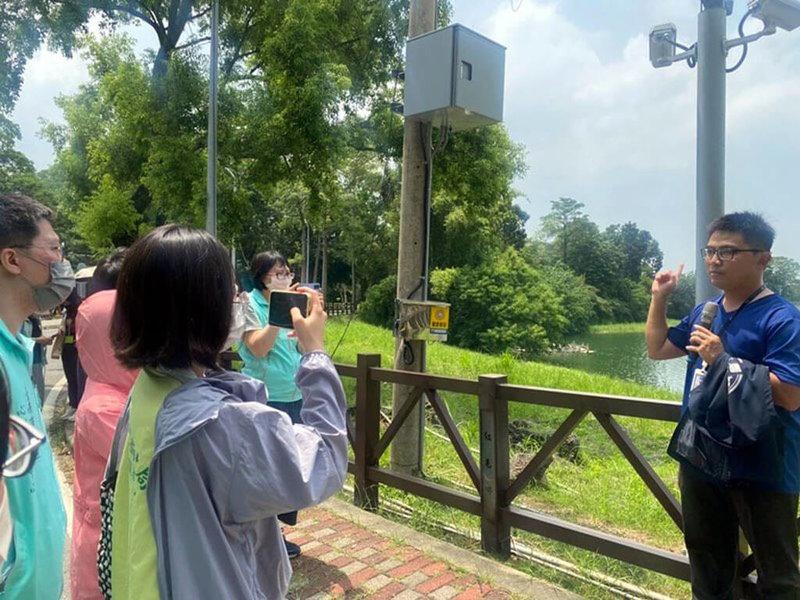 嘉義市蘭潭水庫過去常發生落水救援案件，嘉義市政府4月啟用「水域型AI人形辨識系統」，有效降低民眾落水風險，減輕警消負擔，台南市政府團隊觀摩系統運用情況。（嘉義市政府提供）中央社記者黃國芳傳真 113年9月5日