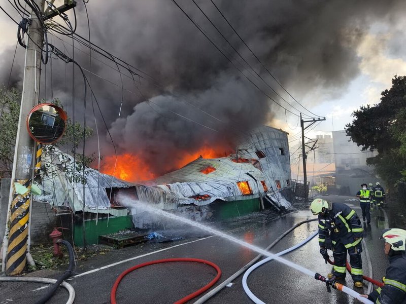 新北市樹林區西圳街一家文創公司工廠5日中午發生火警，現場烈焰沖天，濃煙不斷竄出，消防局獲報立即出動人車到場搶救，幸無人員受困。（民眾提供）中央社記者黃旭昇新北傳真  113年9月5日