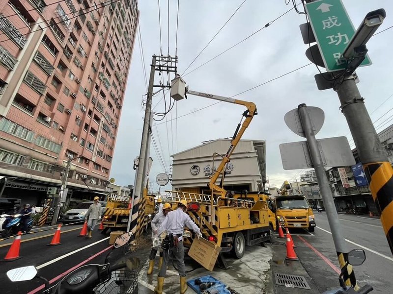 高雄5日出現午後陣雨，岡山區一處電線桿在雨中發出火花與聲響，周邊區域停電，台電獲報立即派員到場查修，已復電214戶，剩餘304戶持續搶修中。（台電提供）中央社記者林巧璉傳真  113年9月5日