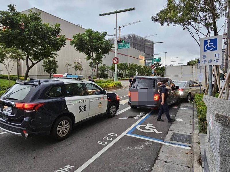 台中市政府警察局第五分局員警5日下午在北屯區敦富路執行巡邏勤務時，發現一部車輛疑似酒駕上前攔查，卻遭男子開車衝撞，員警連開多槍，加上後方來車協助堵住去路，順利將男子逮捕。（民眾提供）中央社記者趙麗妍傳真  113年9月5日