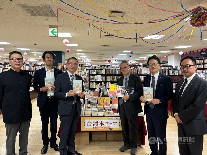 文化部長李遠（右3）參訪紀伊國屋書店，店內「台灣專區」除了介紹台灣作家的日譯作品，也展示介紹台灣旅遊、半導體的書籍，以及「台灣華語」教材，充分展現日本當下的台灣熱潮。中央社記者戴雅真東京攝 113年9月5日