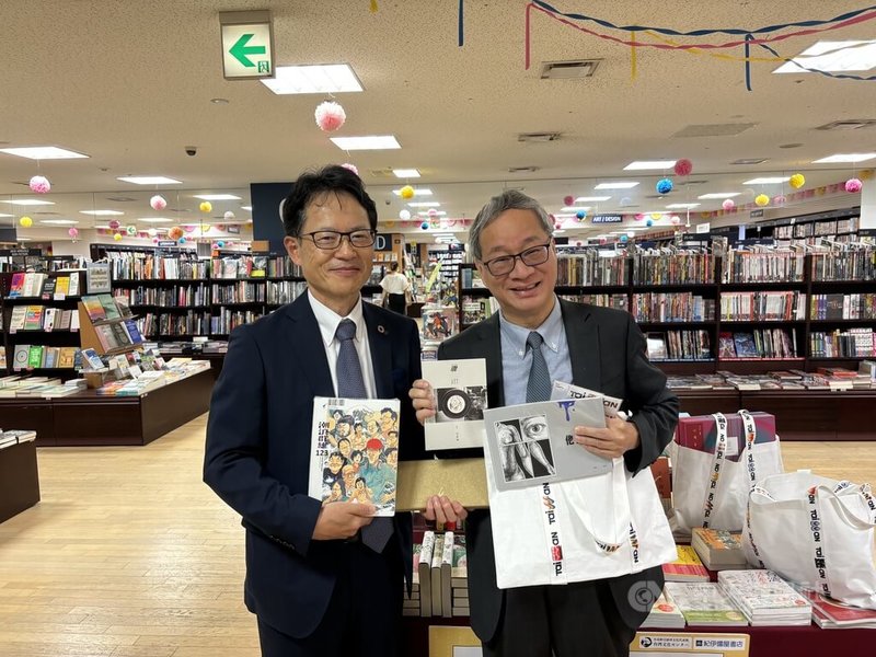 文化部長李遠(右)參訪紀伊國屋書店,贈送紀伊國屋書店社長藤則幸男(左)紀念品,並不改幽默地說「希望有一天台灣專區也能引進台灣作家小野的書」。中央社記者戴雅真東京攝 113年9月5日