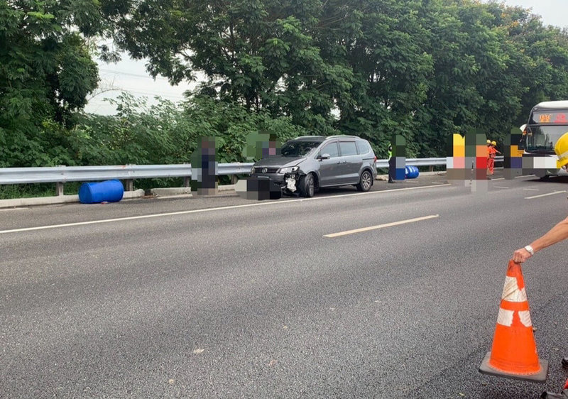 國道1號嘉義縣民雄段5日發生貨車載運氫氧化鉀桶掉落意外，導致1輛自小客車閃避不及撞上，駕駛臉部輕傷。（警方提供）中央社記者蔡智明傳真  113年9月5日