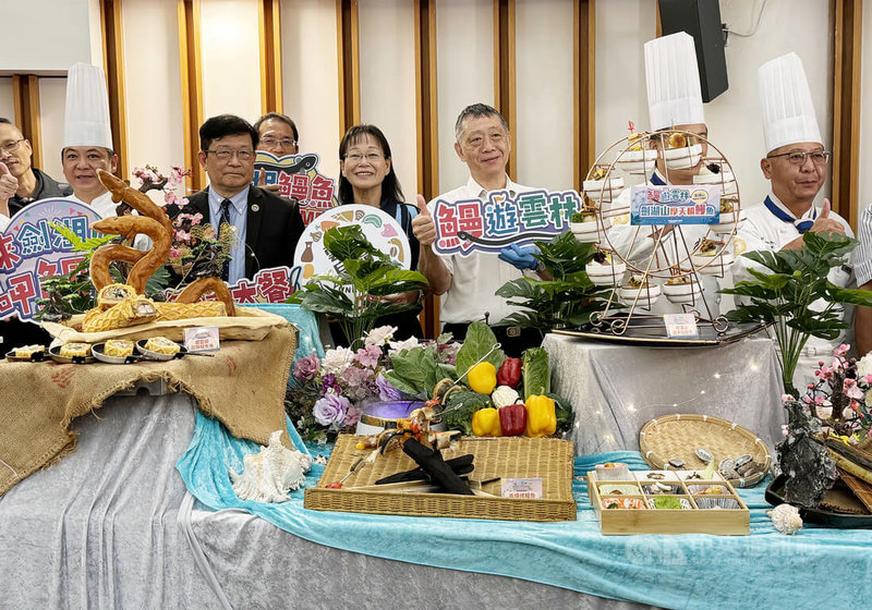 雲林縣口湖鄉鰻魚養殖面積及產量為居全台之冠，受到日圓貶值影響，養殖戶利潤大幅縮減，縣府農業處5日舉行雲林國產鰻魚行銷推廣記者會，副縣長謝淑亞（右4）等人出席，向全國民眾推銷國產鰻魚。中央社記者姜宜菁攝  113年9月5日