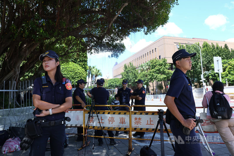 北檢偵辦京華城案聲押前台北市長柯文哲，北院裁定無保請回；高院發回更裁後，北院5日下午召開羈押庭。警方管制北檢外博愛路，現場出動警力維安。中央社記者王騰毅攝 113年9月5日