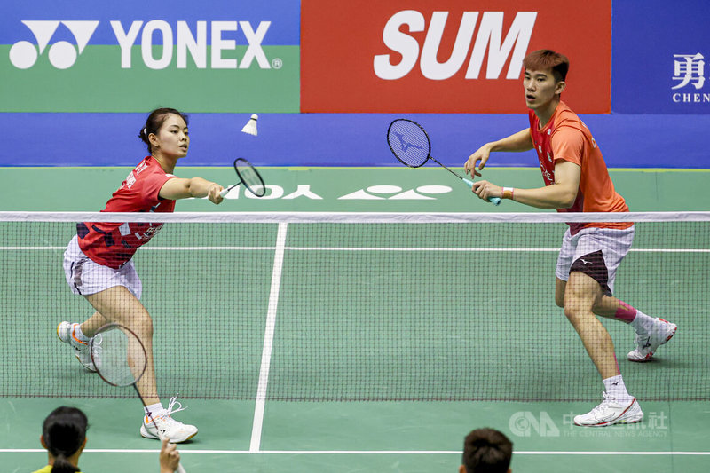 台灣混雙組合李佳馨(左)、葉宏蔚(右)5日在台北羽球公開賽16強登場,出戰自家人邱相榤、林芝昀,最後順利以21比12、23比21直落2勝出,闖進8強。中央社記者鄭清元攝 113年9月5日