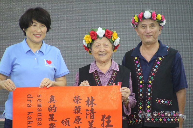 86歲林清美（Akawyan Pakawyan）（中）被譽為「卑南族文化活字典」，今年8月1日原住民日獲行政院原民會頒發一等文化獎章，台東縣長饒慶鈴（左）5日接見表揚。中央社記者盧太城台東攝  113年9月5日