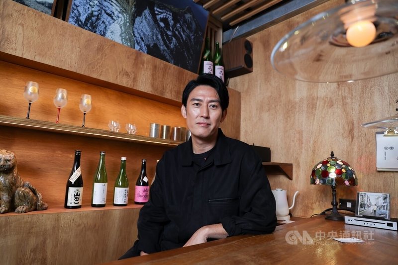 日本男星塚原大助在台劇「聽海湧」中扮演亦正亦邪的田中指揮官,同時還為劇組提供協助,像是調整日文等,也建議角色談到天皇時要記得挺起身姿或有致意動作,讓角色更貼近當時代習慣。中央社記者張新偉攝 113年9月5日