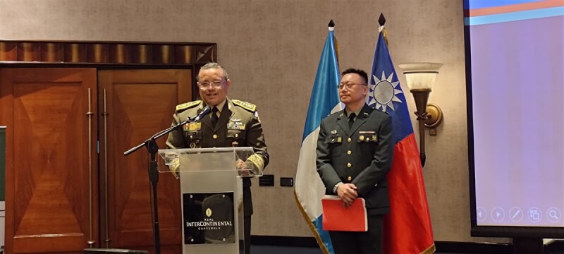 台灣駐瓜地馬拉大使館3日舉行九三軍人節暨黃埔百年校慶酒會，瓜地馬拉國防部長薩恩茲中將（左）強調，台灣和瓜地馬拉兩國軍隊的存在，就是要維護自由民主的價值；瓜地馬拉永遠是台灣最忠實的友邦。（駐瓜地馬拉大使館提供）中央社記者李登文瓜地馬拉市傳真 113年9月5日