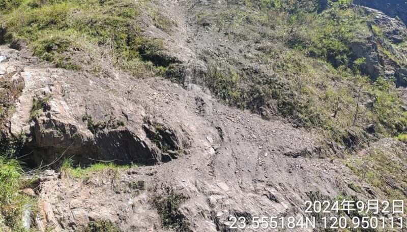 內政部國家公園署玉山國家公園管理處5日表示，八通關越道東埔至雲龍瀑布路段指標4公里處出現大面積坍方阻斷通行，目前暫時封閉，預計6日派員處理。（玉山國家公園管理處提供）中央社記者蕭博陽南投縣傳真 113年9月5日