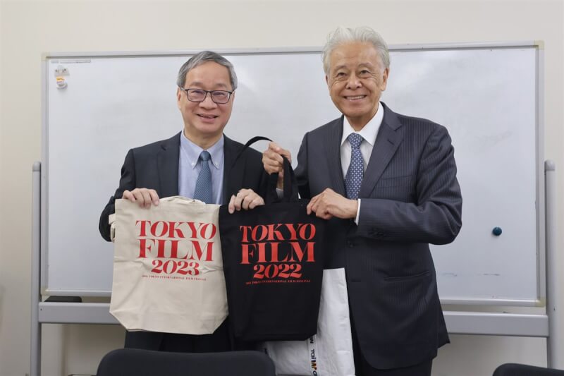 文化部長李遠(左)與東京國際影展主席安藤裕康(右)會面,期待未來繼續合作,在東京國際影展上推出「台灣特集」。(文化部提供)中央社記者戴雅真東京傳真 113年9月5日