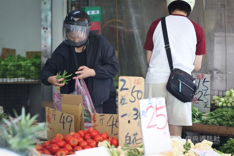 主計總處公布8月消費者物價指數（CPI）年增2.36%，漲幅雖較7月收斂，仍連續4個月超出2%的通膨警戒線。圖為新北市土城區一處傳統市場民眾採買蔬果。（中央社檔案照片）