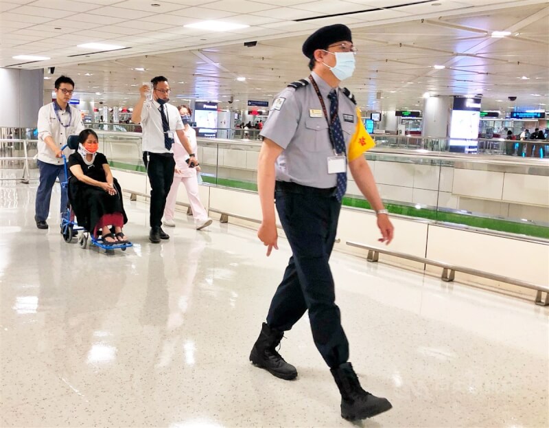土耳其航空TK24航班5日返台途中遭遇亂流,班機劇烈搖晃,導致多人受傷,其中一名頸部受傷旅客下機後送醫治療,其餘人婉拒送醫。中央社記者吳睿騏桃園機場攝 113年9月5日