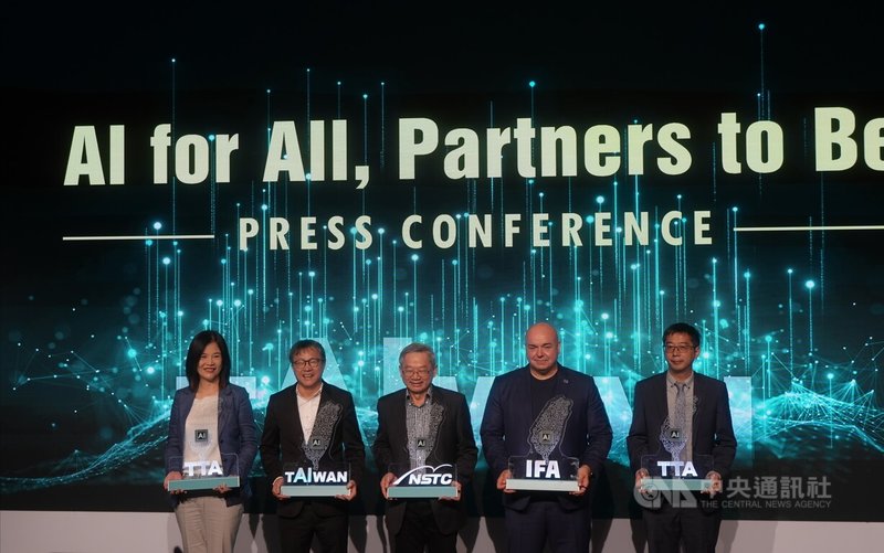 國科會與台灣科技創新基地於柏林IFA舉辦「AI for All, Partners to Be」記者會，推動台灣與全球夥伴AI技術創新應用合作。國科會主委吳誠文（中）與IFA執行長林德納（右二）、駐德代表謝志偉（左二）等人合影。中央社記者林尚縈柏林攝，113年9月5日