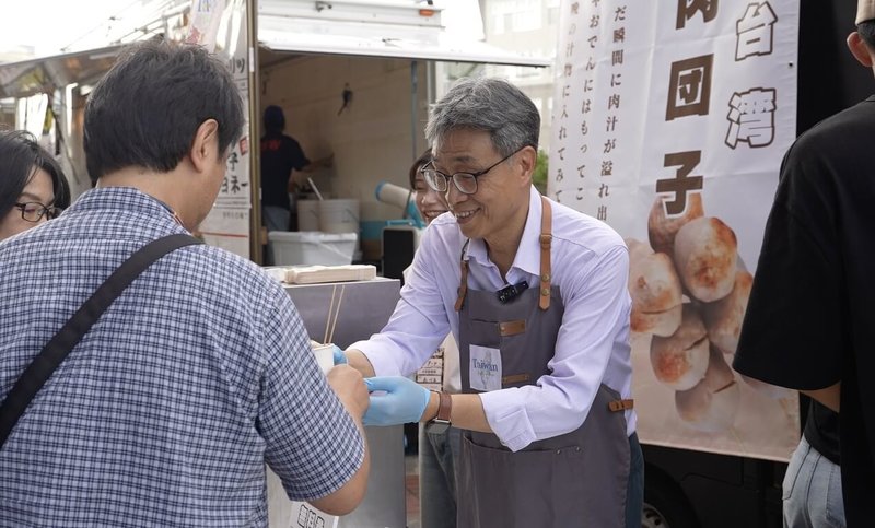 農業部部長陳駿季率團訪日，4日在日本職棒球場擔任起「台灣豬肉最佳銷售員」，向日本球迷推薦首次在日本職棒球賽中販售的台灣香腸及貢丸。（農業部提供）中央社記者楊淑閔傳真 113年9月5日