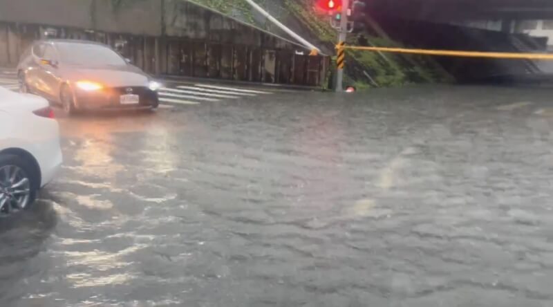 中央氣象署南區氣象中心觀測，台南市5日下午出現明顯降雨，其中國道1號永康區中正路涵洞淹水深達20公分，當地警方已拉起封鎖線禁止車輛進入。（民眾提供）中央社記者張榮祥台南傳真　113年9月5日