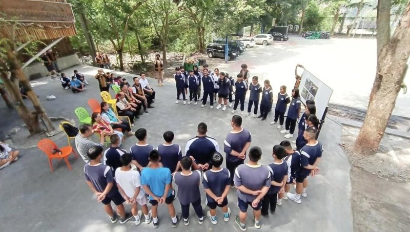 颱風凱米重創高雄市桃源國中校園，包括教室、球場、柔道場等校園多處均遭土石流破壞，除了建物損壞，也造成嚴重財損；經各界幫忙校園短時間復原，順利迎接開學日；桃中布童凡響合唱團吟唱自創曲Uninang，以悠揚歌聲表達謝意。（高雄市教育局提供）中央社記者林巧璉傳真  113年9月5日