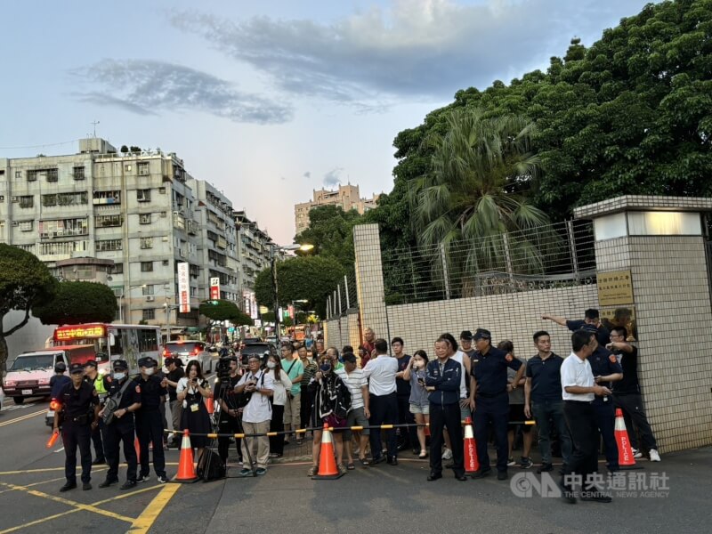 台北看守所外聚集民眾與媒體。中央社記者高華謙攝 113年9月5日