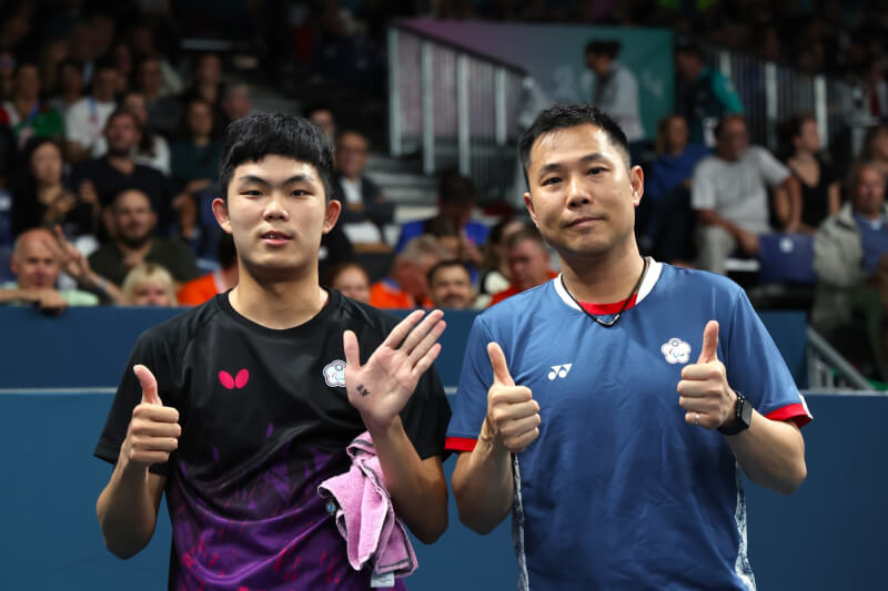 台灣桌球新星陳柏諺(左)勇闖巴黎帕運TT11級男單金牌戰門票,將力拚台灣代表團本屆帕運首金,他在4強賽後開心與教練魏君達(右)合影。(體育署提供)中央社記者陳容琛傳真 113年9月5日