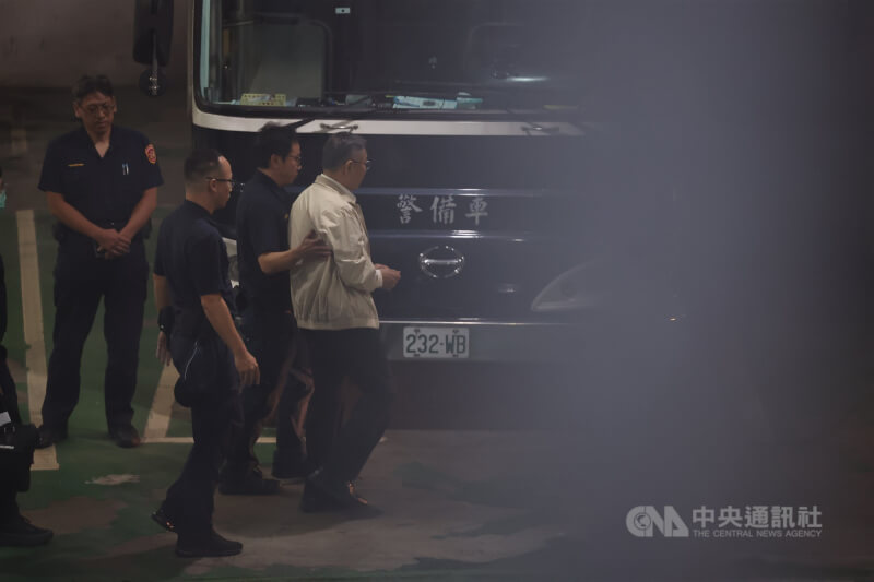 前台北市長柯文哲(右)被控在京華城案涉圖利、收賄等,台北地方法院5日下午再度召開羈押庭,裁定柯文哲羈押禁見,隨後由法警戒護柯文哲登上囚車前往台北看守所。 中央社記者張新偉攝 113年9月5日