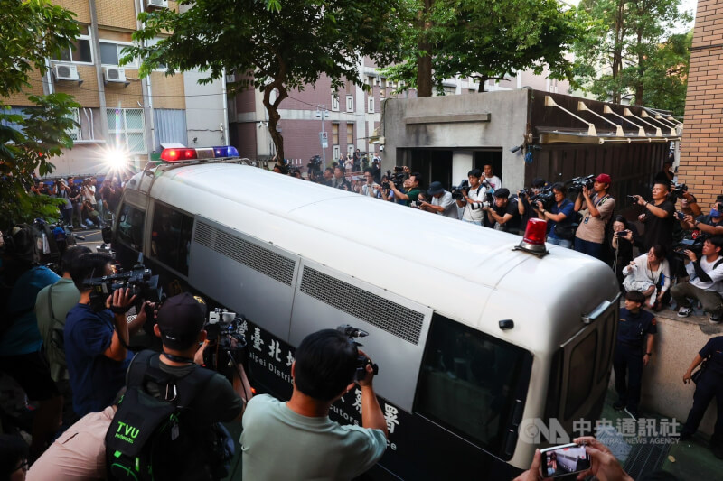 柯文哲搭上囚車送往台北看守所,車輛駛出囚車道時大批守候媒體搶拍。 中央社記者王騰毅攝 113年9月5日