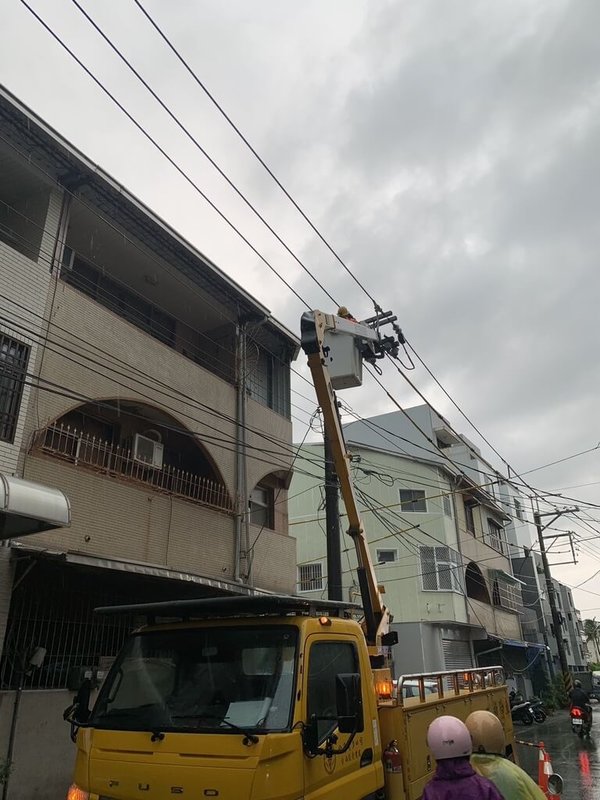 台南市5日下午雷聲大作、下起大雨，大雨雷擊也造成電力線路設備故障，東區、仁德區逾2700戶停電，台電獲報緊急派員搶修，已在2時47分全數復電。（台電公司提供）中央社記者張榮祥台南傳真  113年9月5日