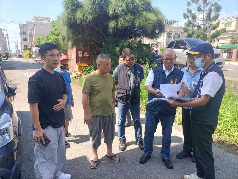 台中市清水區多個低窪處逢雨必淹，台中市議長張清照（右3）日前邀集相關單位會勘，督促建設局進行墊高路面、改善排水，工程預計9月底完工。（民眾提供）中央社記者趙麗妍傳真  113年9月6日